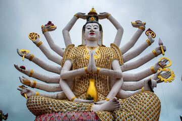 Vista de entrada de templo Wat Plai Laem, en isla Koh Samui, Tailandia. Gran buda con muchas manos