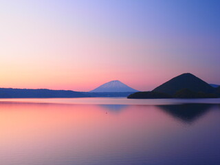 Obraz na płótnie Canvas 北海道の絶景 初夏の洞爺湖の夕暮れ