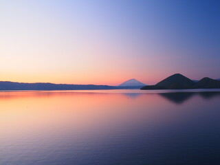 北海道の絶景 初夏の洞爺湖の夕暮れ