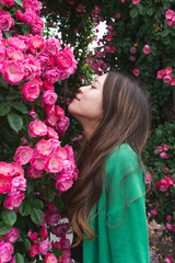 Fototapeta premium バラ園にいるロングヘアの女性