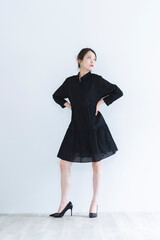 Fototapeta premium 黒いワンピースを着たクールな女性