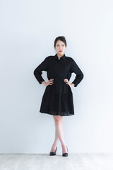 Fototapeta premium 黒いワンピースを着たクールな女性