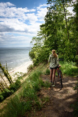 Frau mit Fahrrad an der Steilküste von Bansin auf der Insel Usedom