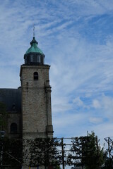 Fototapeta na wymiar FU 2020-07-26 Belgien ruck 414 Kirchturm unter leicht bewölktem Himmel