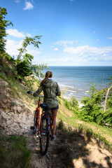 Frau mit Fahrrad an der Ostseeküste von Usedom - obrazy, fototapety, plakaty