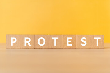抗議のイメージ｜「PROTEST」と書かれた積み木