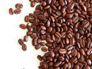Obraz premium coffee beans. roasted coffee beans on white background