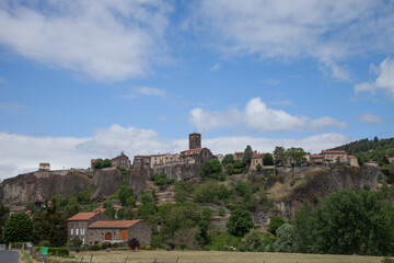 Fototapeta na wymiar Panorama sur le village touristique de Chilhac perché sur une ancienne coulée volcanique (Haute-Loire Auvergne)