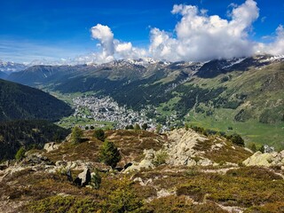 Fototapeta na wymiar Davos, View of the highest town in the Alps from mount Seehorn. Hiking spring.Beautiful mountain panorama in Graubunden