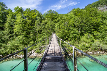 Hängebrücke über der Soca bei Kobarid in Slowenien