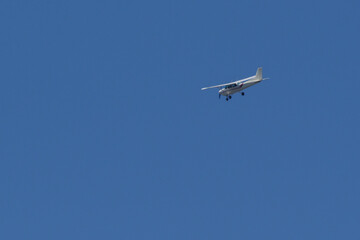 Fototapeta na wymiar 東京港区南青山2丁目を小型飛行機が飛ぶ