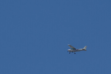 東京港区南青山2丁目を小型飛行機が飛ぶ