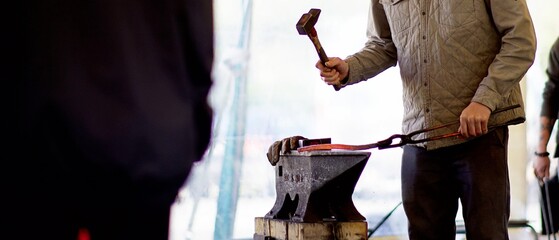 Enclume ferronnier marteau main travailleur artisan métal fer