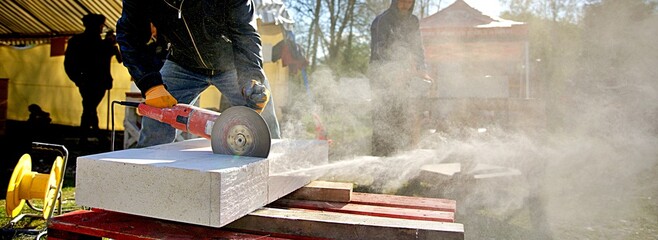 Tailleur de pierre scie fumée poussière - artisanat travailleur