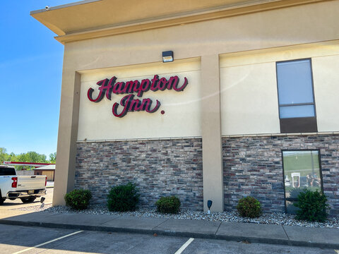 A Hampton Inn hotel in Kuttawa, Kentucky on a bright sunny day.