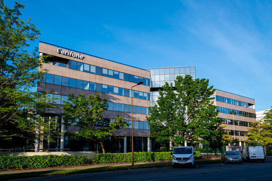V&eacute;lizy-Villacoublay, France - 28 mai 2022: Vue ext&eacute;rieure du si&egrave;ge social de Verifone France. Verifone est une entreprise am&eacute;ricaine sp&eacute;cialis&eacute;e dans les terminaux et les plateformes de paiement