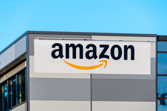 V&eacute;lizy-Villacoublay, France - 28 mai 2022: Logo sur l'agence de livraison Amazon Logistics de V&eacute;lizy-Villacoublay, desservant le sud de la r&eacute;gion parisienne
