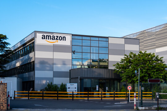 V&eacute;lizy-Villacoublay, France - 28 mai 2022: Vue ext&eacute;rieure de l'agence de livraison Amazon Logistics de V&eacute;lizy-Villacoublay, desservant le sud de la r&eacute;gion parisienne