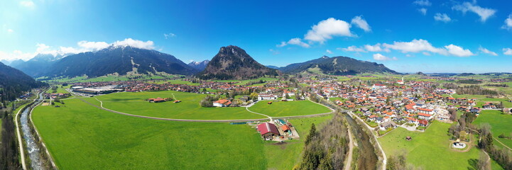 Fototapeta na wymiar Luftbild Panorama von Pfronten mit Sehenswürdigkeiten von der Gemeinde