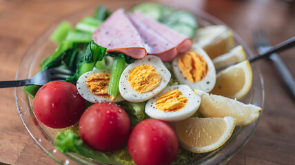 新鮮で水々しいサラダの盛り合わせ