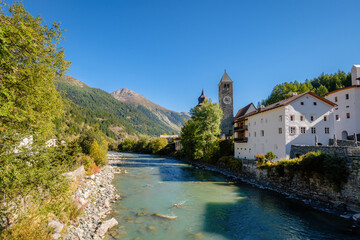 The river Inn runs through Susch. It lies in the Lower Engadine Valley. From there you can take the Flüela Pass towards Davos (central Graubünden). The tower of the Reformed Church can be seen.