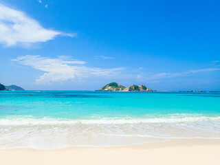 Fototapeta premium Turquoise water, clear sky, white sandy beach, and the tropical Caspian Sea