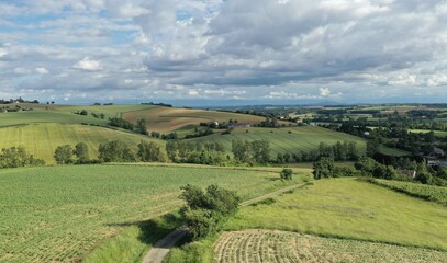 Obraz premium moulin en vent surplombant la campagne française
