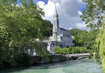 Basilique, église et sanctuaire de lourdes en France, ville de pèlerinage - obrazy, fototapety, plakaty