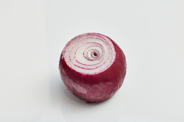 カットされたレッドオニオン(紫たまねぎ、赤たまねぎ)の断面