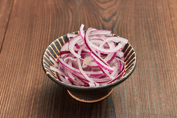 スライスされたレッドオニオン(紫たまねぎ、赤たまねぎ)