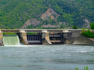 Staustufe mit Wasserkraftwerk