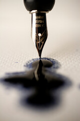 Penna stilografica con macchia di inchiostro di china