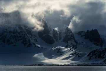 Rolgordijnen Dramatic mountain landscape in Svalbard. In the foreground the Greenland Sea. © Maris Maskalans