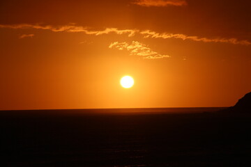 Por do sol, nascer do sol no oceano