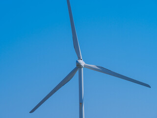 青空と風力発電のプロペラ