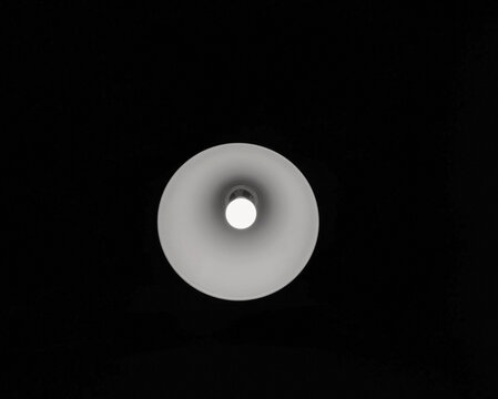 immagine monocromatica di una lampada accesa nel buio