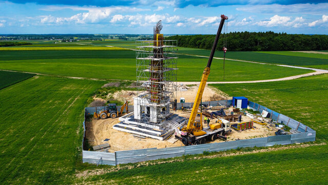 Pomnik Polskiej Kawalerii Pomnik Chwały Kawalerii i Artylerii Konnej Wolica Śnatycka Komar&oacute;w w trakcie budowy