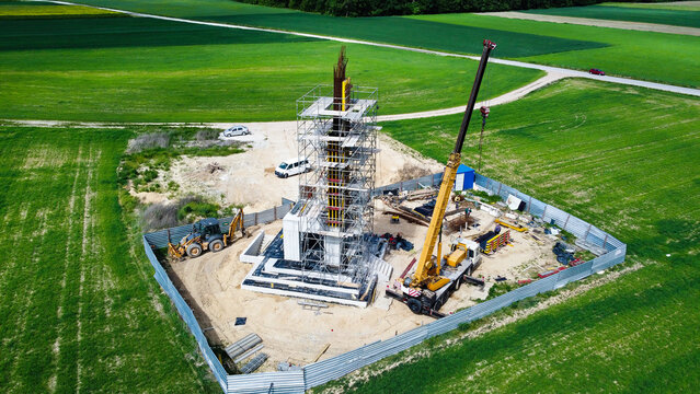 Pomnik Polskiej Kawalerii Pomnik Chwały Kawalerii i Artylerii Konnej Wolica Śnatycka Komar&oacute;w w trakcie budowy