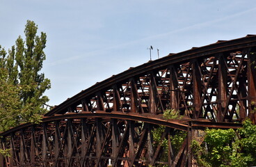 Rostige Brücke im Stadtteil Gesundbrunnen in Berlin