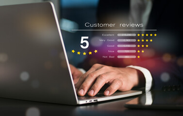 Obraz na płótnie Canvas A survey of customer satisfaction is a good idea. Businesspeople or customers display their excitement on the visual screen. By awarding five stars and the highest level of enjoyment.