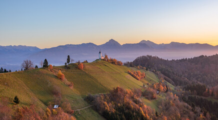 Sunrise in the autumn mountains on a beautiful sunny day. - obrazy, fototapety, plakaty
