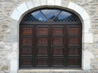 porte ancienne en bois avec vitrail