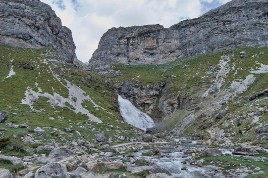 Conocida cascada de 54 metros de ca&iacute;da Cola de Caballo en el Pirinea Oscense.
