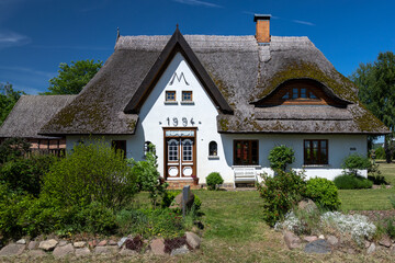 Altes Haus mit Reetdach an der Ostsee auf der Insel Usedom - obrazy, fototapety, plakaty