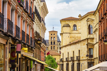 Obraz premium Old buildings with Romanesque church in the background in the medieval town of Leon, Spain.