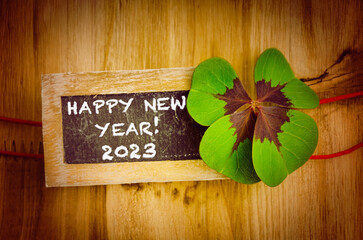 Glücksklee Tafel mit Text Happy New Year 2023