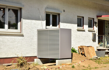 Klimaanlage, Luftwärmepumpe vor einem zu sanierenden Wohnhaus