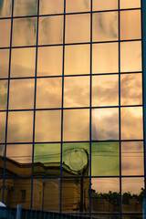 Obraz premium Reflection of the sunset on windows of financial offices building in downtown Lexington, Kentucky