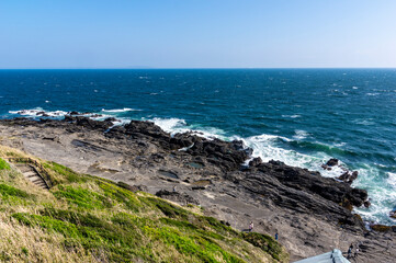 城ヶ島公園の高台から見下ろす海