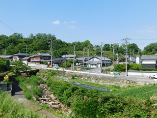 大阪府茨木市佐保の集落の中を流れる佐保川(2022年5月撮影)